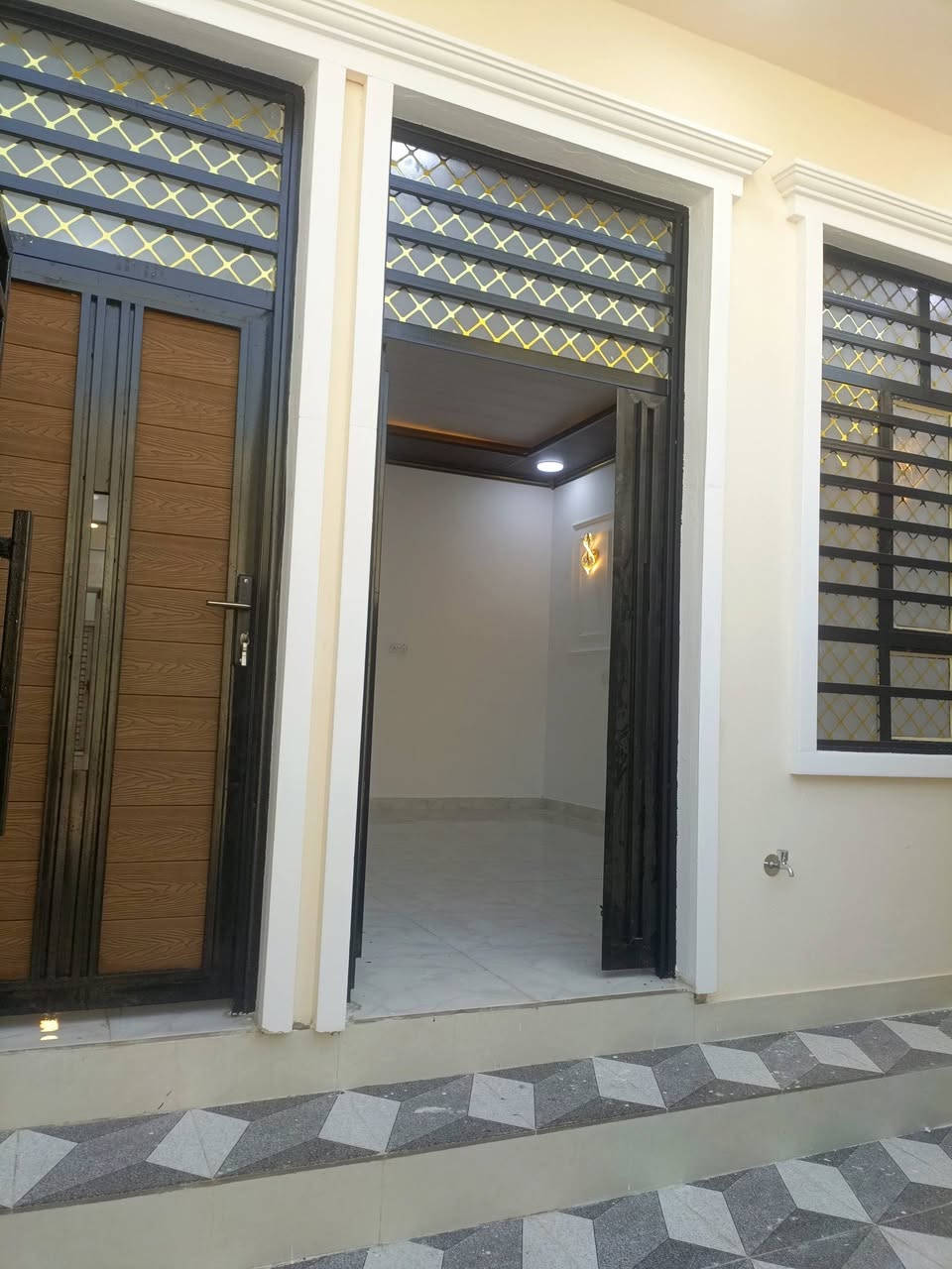 بسم الله
دار للبيع المساحه 100متر 5*20
طابقين فول مواصفات استقبال وصاله ومطبخ غرفه نوم صحيات 
الطابق الثاني غرفتين نوم وصاله وصحيات سطح خارجي 
التحرير الزراعي محمد ليلئ الجزء الاول قريب كلش من الشارع الرئيسي 40متر 
طابو سند 25
الاتصال ***********
