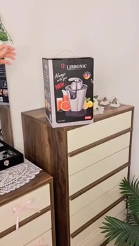 تحب العصير الطازج بدون تعب؟ 🍊  هاي معصارة ليبرونك الكهربائية تسوي الشغ...