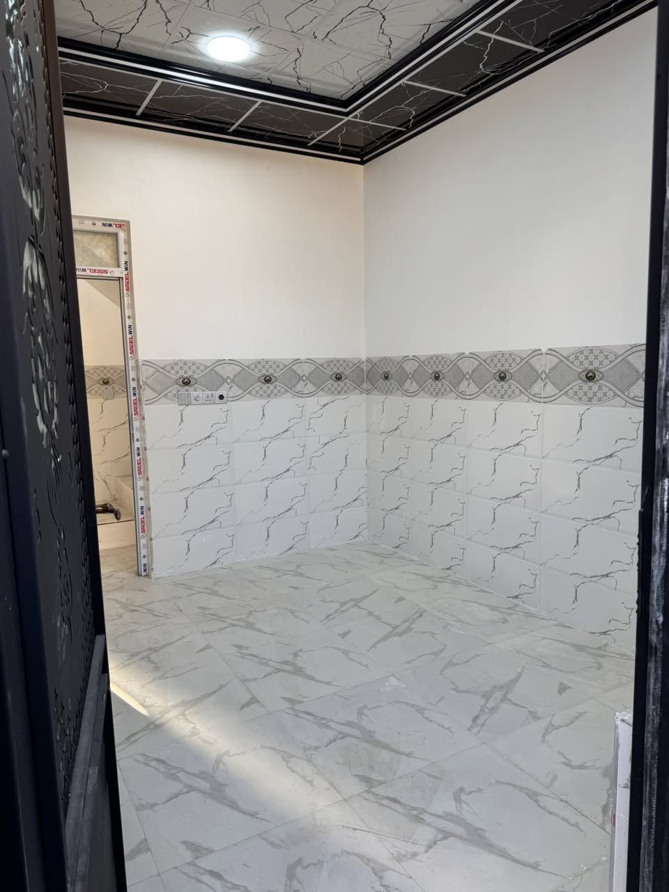 باقي داران علئ  مساحه الدار55 متر موصل حي الانتصار دار يتكون من 
غرفه نوم 💤 واستقبال وهول ومطبخ وصحيات وبيتونه
سند طابوالزهور شرط التحويل👉 سعر الدار الواحد 45 بي مجال للاستفسار الاتصال الارقام التاليه✅👉👉 
***********
***********
مكتب عمر غالب لتجاره لعقارات
العنوان حي الانتصار شارع 20
خلف جامع خلفاء الرسول
