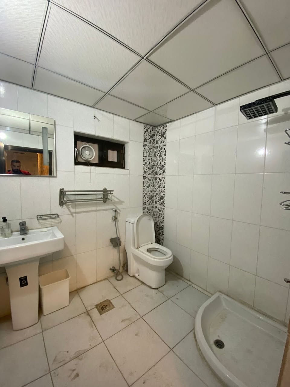 💎 للإيجار في السيدية 💎
📢 منشور رقم: ((474))
🏠 مكتب المتحدة للاستثمار العقاري
بيت 460متر 💒 درجة اولة مع كهرباء 20 امبير مجاني على مدار السنة  يصلح سكني او تجاري  
يتكون من:
💠 5 غرف نوم
💠 صالة واسعة
💠 مطبخ معزول عدد 2
💠 خدمات عدد 3
وكراج يسع 4 سيارات و حديقة 🍏

📍 الموقع: السيدية شارع 40

————————————
📞للاستفسار:☎️ ***********

📍 موقع المكتب:
 السيدية – قرب  مجمع السفير 

🏢 المتحدة للاستثمار العقاري
