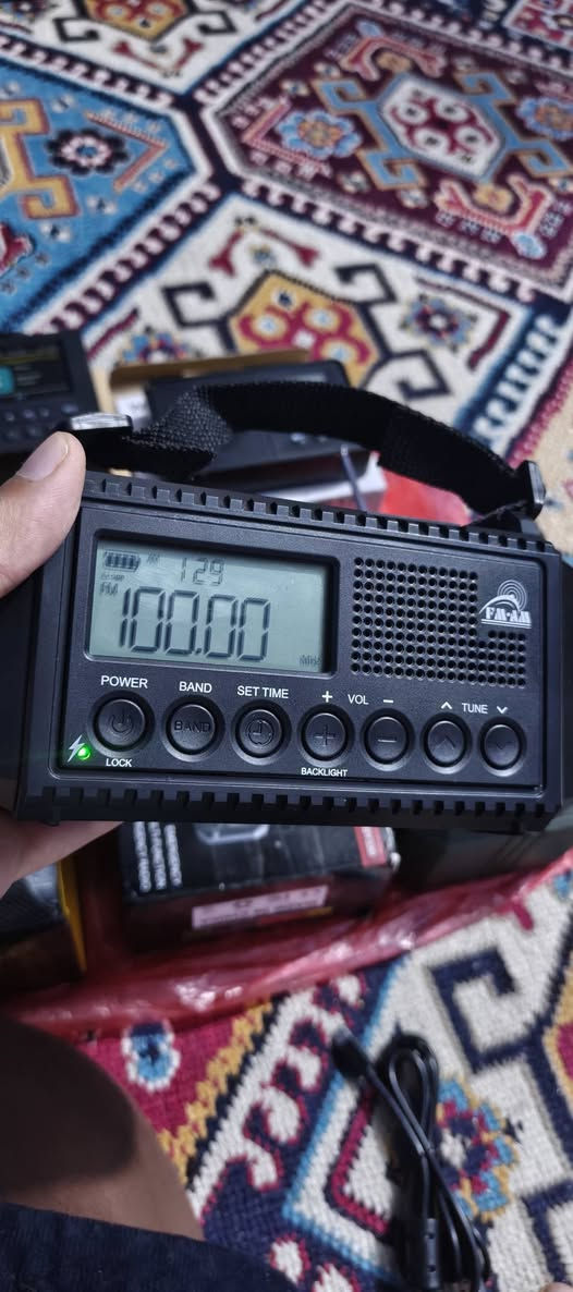 📋 المواصفات والمميزات الكاملة للعملاق:
📻 راديو احترافي متعدد الموجات: استقبال قوي وصافي لأقوى الإشارات:
🌐 موجة الـ SW (الموجة القصيرة): لالتقاط المحطات الإذاعية العالمية والبعيدة.
📻 موجة الـ FM: لإذاعاتك المحلية المفضلة.
🔊 موجة الـ AM: لتغطية إذاعية شاملة.
🔋 بطارية خارقة بسعة 12,000mAh: سعة ضخمة تخليك بأمان، والجهاز يشتغل كباور بانك (Power Bank) حقيقي يشحن لك تلفونك وأجهزتك بأي وقت.
🔄 3 طرق شحن مبتكرة (مستحيل يطفى!):
🔌 منفذ Type-C سريع: للشحن اليومي المستقر والسريع.
☀️ لوح طاقة شمسية مدمج: يشحن تلقائياً بمجرد تعرضه لضوء الشمس، ممتاز للبر والرحلات.
⚙️ شحن داينمو (هندل يدوي): المُنقذ الأخير في حالات الطوارئ وانقطاع الكهرباء، تفر الهندل بيدك ويشحن الجهاز!
💡 إضاءة وكشاف ذكي (درجتين):
🔅 إضاءة خفيفة: هادئة ومناسبة للمود، القراءة، أو كإضاءة ليلية خافتة.
⚡ إضاءة قوية: كشاف ساطع وقوي ينور لك الغرفة أو المكان كله بالطوارئ.
⏰ شاشة معلومات ديجيتال: شاشة ذكية وواضحة تعرض لك الساعة، الترددات، ونسبة الشحن وكل تفاصيل الجهاز.
🔥 الجهاز المثالي للبيت، للرحلات، وللطوارئ.. قوة واعتمادية 100%!
💰 السعر: 35 ألف دينار فقط 
📥 للحجز والاستفسار، راسلونا على الخاص.
🚚 متوفر التوصيل لكافة المحافظات.


**إذا كنت صاحب هذا الإعلان وتريد حذفه لأي سبب، رجاءا أرسل رسالة إلى الدعم الفني**