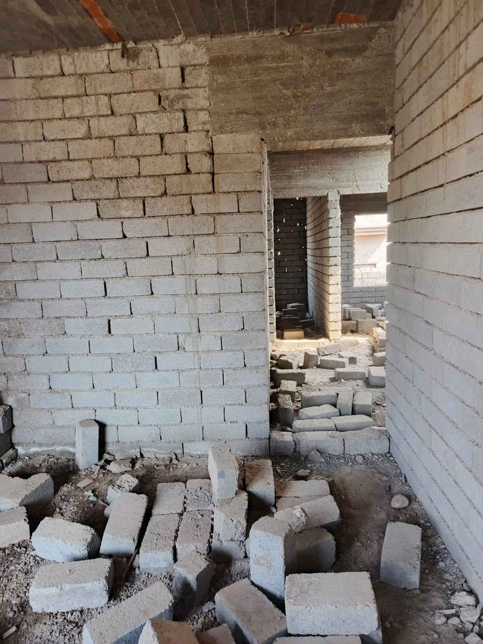 السلام عليكم بيتين للبيع
مساحة ٤٠٠ كامل كل بيت ٢٠٠ المكان قريب على علوه المخضر ب شارع حسون الشبيب
متكون البيت من.. غرفتين ممر وحمام ومطبخ و هول وربعه وكندور 
للاستفسار ***********
