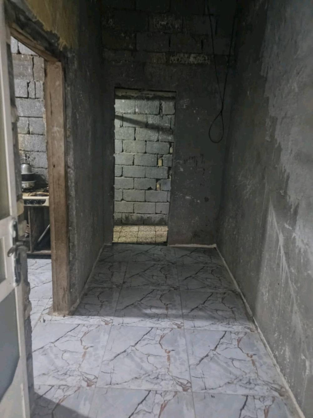 السلام عليكم بيتين للبيع كرمه علي السده مالت الشط منطقه الطوزه واحد مساحه 200 كامل والثاني مساحه 180 نقص الدوانيه بدون سقف والحمامات والمطبخ بدون سيراميك جداري السعر 70 وبيهن مجال قليل رقم الهاتف.   علمن البيت الثاني مامصو ه***********