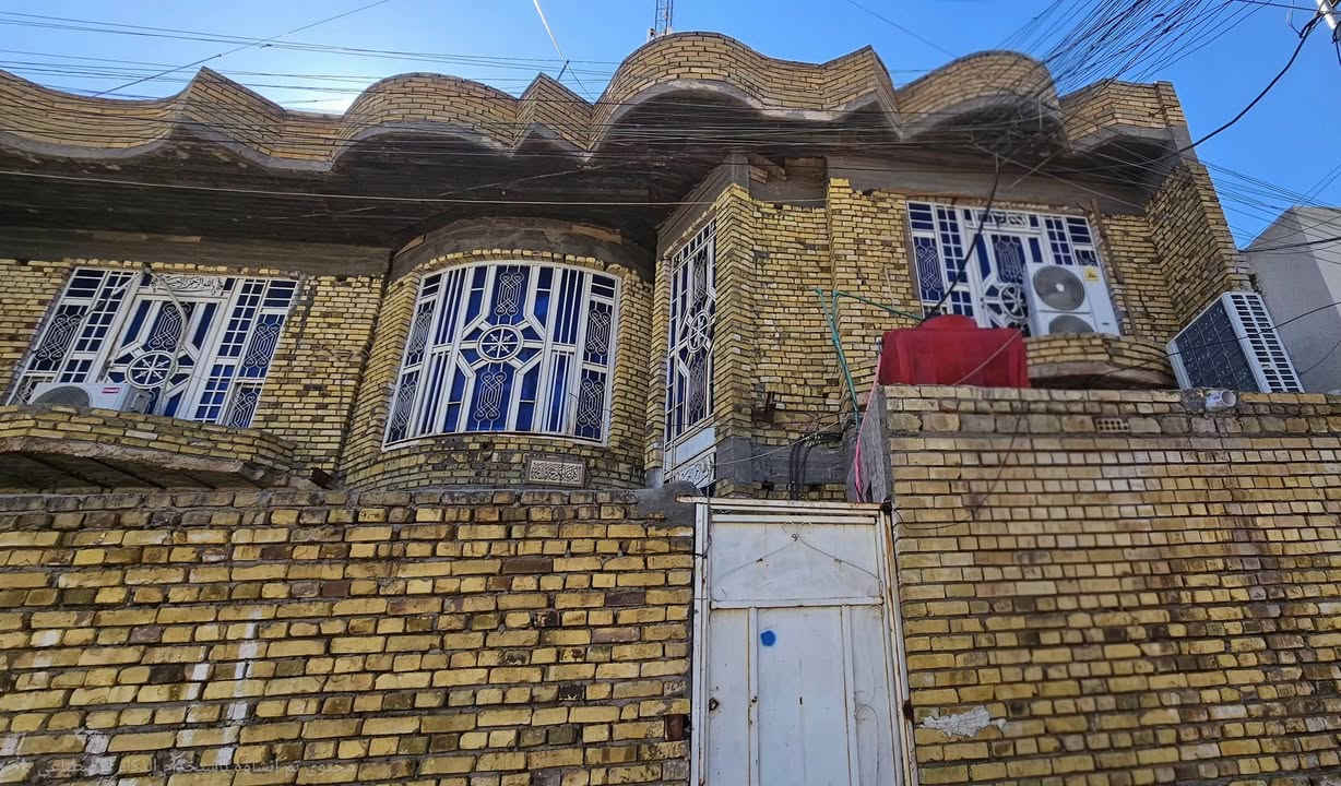 السلام عليكم
بيت للبيع المساحه ٢٢٠ طابو 
يتكون البيت من ٦ غرف وصاله عدد ٢ و٣ صحيات ومطبخ البيت موقعه البدراوي قرب مدرسه الاخاء 
البيت بناء حديث 
التواصل ***********
