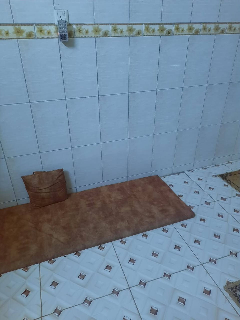 السلام عليكم بيت للبيع مساحة ١٢٠ متر الطابق الأرضي يحتوي على استقبال وغرفة نوم وساحة درج واسعه وحمام الطابق الثاني يحتوي على غرفتين نوم وحمام وسطح في الخلف البيت كامل من كلشي عدة الواجهة مكان البيت ابو غريب حي الشهداء قرب جامع الرحمن الرحيم ثاني بيت عن السريع الدولي في ركن المنطقة السعر ١٣٠ مليون رقم الموبايل ***********
