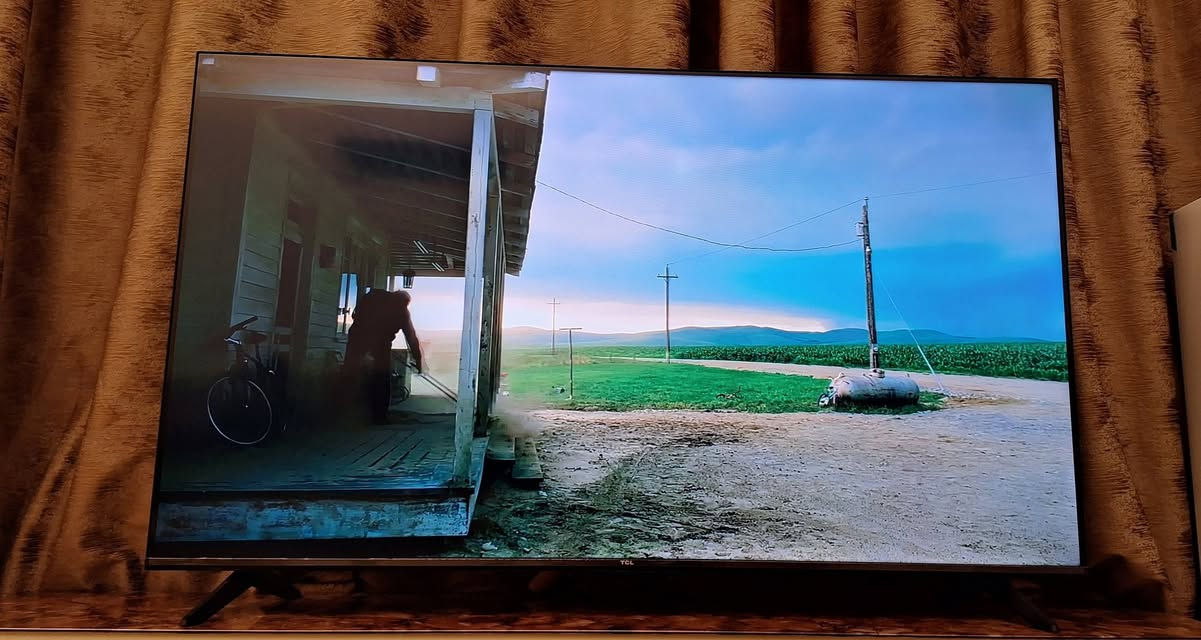 للبيع
شهرين من شرائها 

استخدامها جدا قليل 

مع كل ملحقاتها الاصلية 

مكاني الشعب 

معلومات المنتج ✅️ :

تقدّم تلفزيون TCL  مقاس 50 بوصة صورة واضحة بدقة FHD عبر لوحة VA وتقنية LCD مع بريق مستوحى من QLED. يعمل بنظام Google TV لتجربة بث سهلة والتحكم المنزلي. يدعم HDR10+ وHLG لتعزيز التفاصيل العالية، بينما يوفر صوت Dolby Atmos صوتاً غنياً من مكبريْ صوت 2×10 واط. تتوفر اتصالا بلوتوث 5.4 وواي فاي 4، و HDMI 1.4b للاتصالات الأساسية مع عدم وجود eARC/ARC. يسمح حامل VESA 200×200 بتركيب مرن سواء على الحائط أو على الحامل، وتناسب أبعاده التثبيت في غرف المعيشة. خيار عملي للعائلات العراقية الباحثة عن تلفزيون ذكي اقتصادي مزود بميزات قوية.

بسعر 355 🫡


**إذا كنت صاحب هذا الإعلان وتريد حذفه لأي سبب، رجاءا أرسل رسالة إلى الدعم الفني**