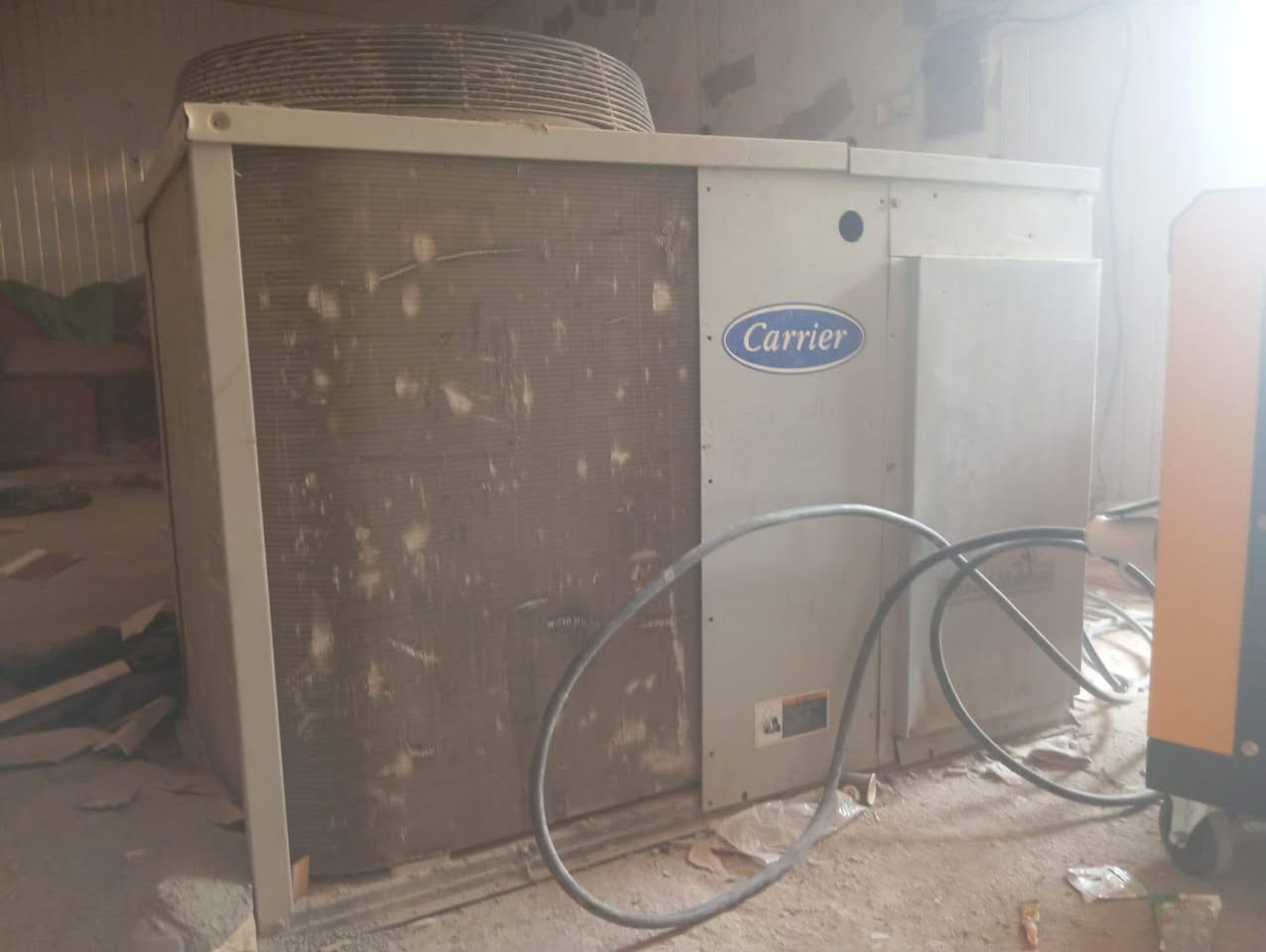 مكلف بالنشر هذا رقم راعيه *********** المكيف من نوع Carrier ومصنّع في السعودية بواسطة شركة Saudi Airconditioning Mfg. Co. Ltd.

تفاصيل السبلت المركزي

* الموديل: 50EES060-913ZP
* الجهد الكهربائي: 400 فولت – ثلاثي الطور (3 فاز)
* التردد: 50 هرتز
* نوع التشغيل: سبلت مركزي / باكيج
* غاز التبريد: حوالي 8.15 باوند (3.7 كغم)
* الكمبروسر:
    * RLA = 9.0 أمبير
    * LRA = 79 أمبير

السعة بالطن

رقم الموديل يحتوي على 060، وهذا غالباً يعني:

60000\ \text{BTU/hr} \div 12000 = 5\ \text{tons}

إذن سعة المكيف هي:

5 طن تبريد

أي ما يعادل تقريباً:

* 60,000 BTU/hr
* حوالي 17.5 كيلوواط تبريد

وهذه السعة مناسبة عادةً لقاعة أو شقة كبيرة أو محل متوسط إلى كبير حسب العزل والارتفاع. سعره 25 ورقة وبية مجال قليل مكانه البصرة خور الزبير
