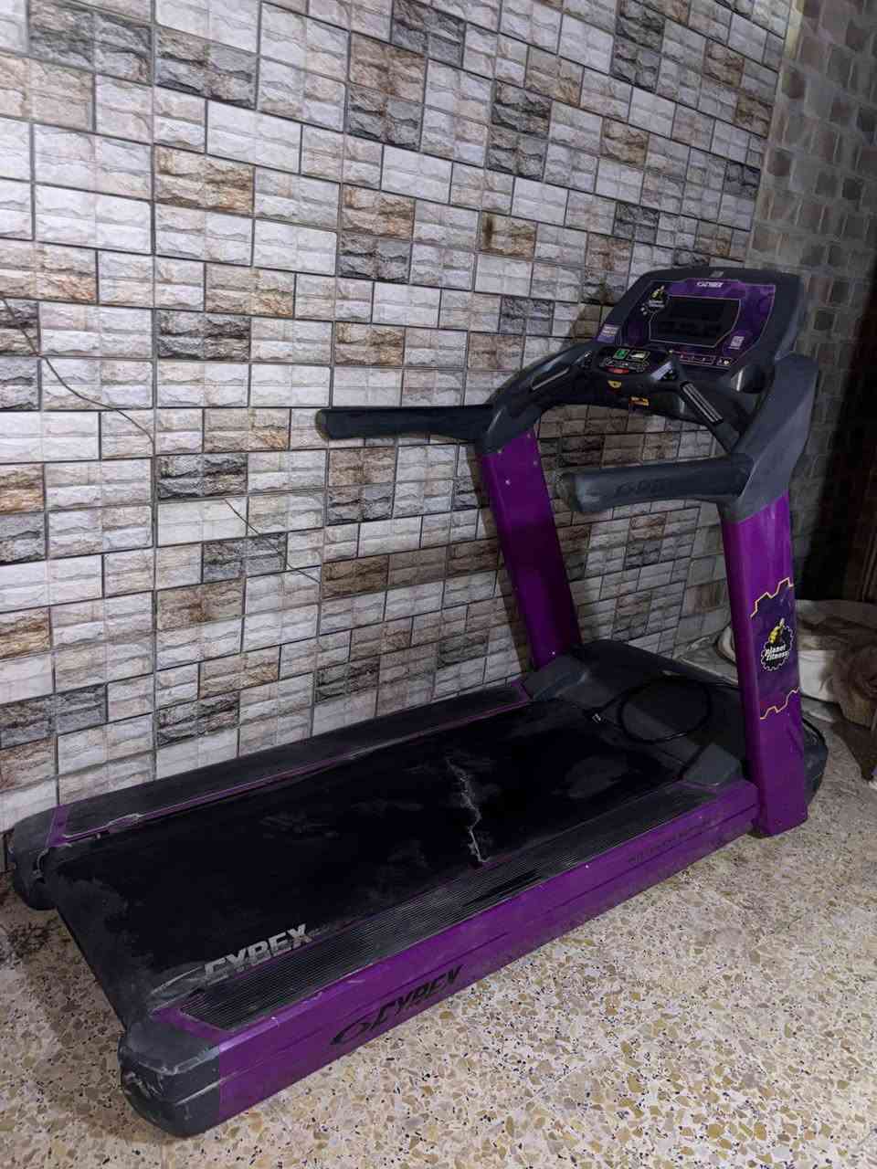 *للبيع: جهاز سير كهربائي تجاري Cybex 770T*

السلام عليكم 

للبيع جهاز سير كهربائي مستعمل
*الماركة: Cybex*
*الموديل: 770T - نسخة Planet Fitness البنفسجية*
*النوع: جهاز سير تجاري Gym Grade*

*المواصفات:*
1.  محرك قوي 5.0 HP AC يتحمل الشغل الثقيل
2.  سرعة من 0.8 إلى 19.3 كم/ساعة
3.  ميل إلكتروني من 0% إلى 15%
4.  يتحمل وزن لحد 180 كغ
5.  شاشة LCD ببرامج جري مختلفة + حساس نبض باليد
6.  الحزام بمقاس تجاري كبير

*الحالة:* مستعمل، الحزام يحتاج تبديل قريب بسبب تشققات بسيطة. الموتور والشاشة شغالين. 
الجهاز ثقيل ومناسب للصالات أو الجيم المنزلي الكبير، ما ينطوي.

*السعر: [10ورقات] قابل للتفاوض*
*المكان:الشعب شارع الصحة 
*للتواصل: [***********]*

البيع لعدم الحاجة. اللي يرغب يجي يشوف الجهاز ويجربه قبل.

--- بغداد, العراق
