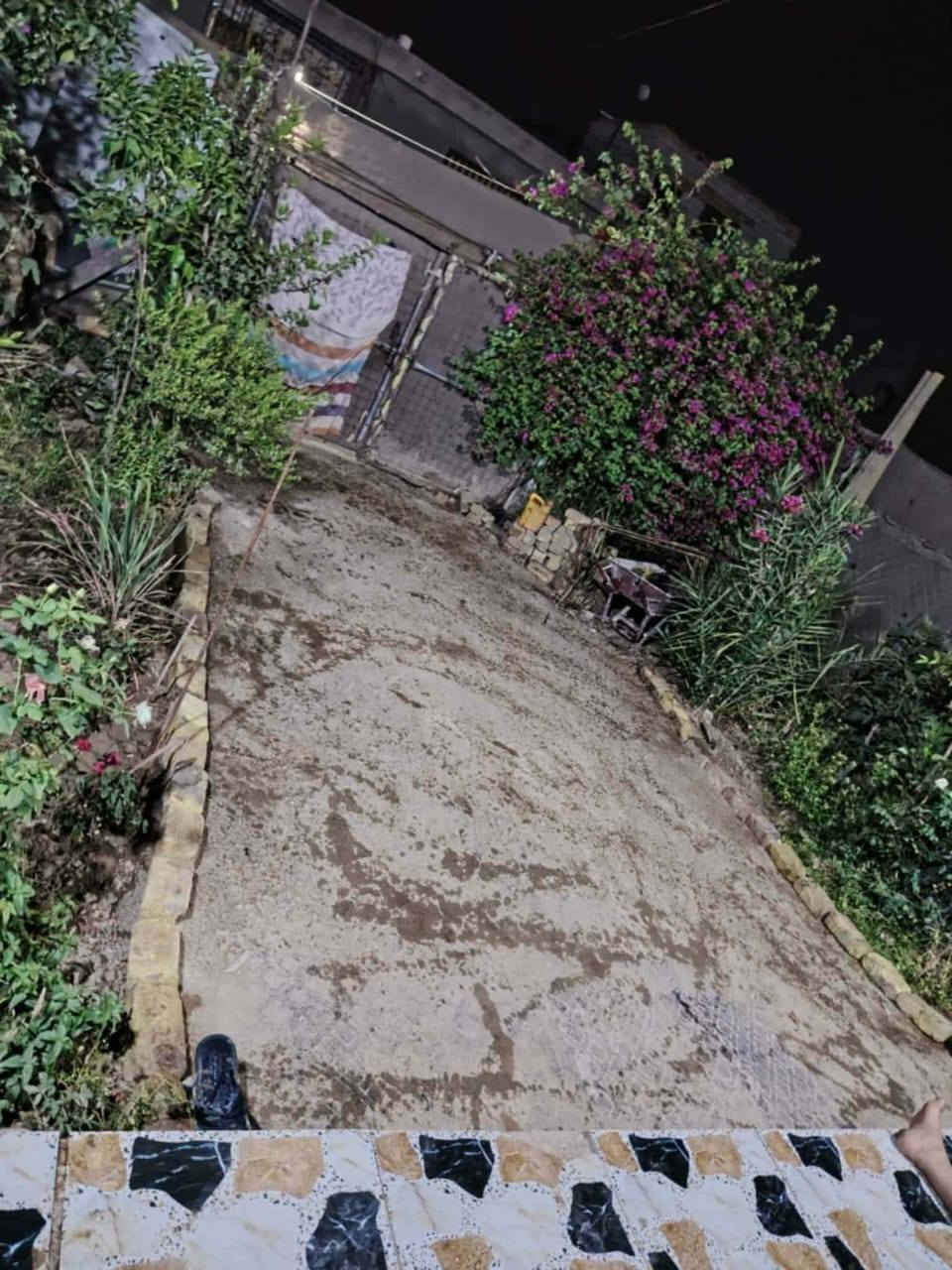 سلام عليكم بيت للبيع شارع الحمام وره مودلة قاسم  زراعي  رباط كونكريت غرفتين وصاله واستقبال صحيات داخليه عوزه ترتيب بسيط عكاده سطح فرشي شارع 10 متر مساحه 220 خدمات كامله مجاري كهرباء ماي كله بابك هذا رقمي  ***********

سعره 55وبي مجال قليل
