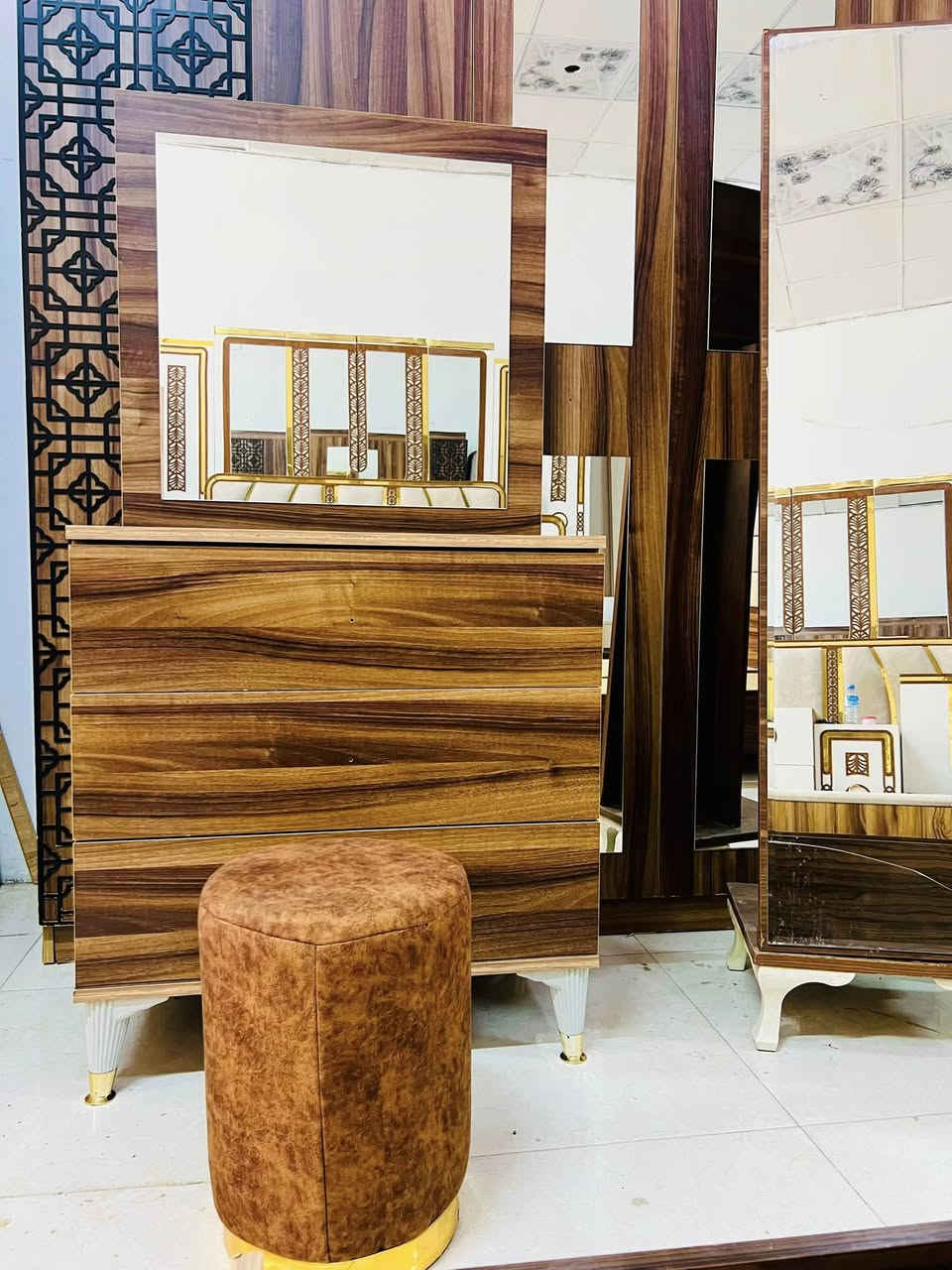 بلاش بلاش 
عربي كوردى #للبيع #بوفروشتن
غرفه  7 قطع لوك سعر ( 550) مجال بسيط
ژور نوستن 7 پارچه لوكه نرخ (550) ومه جالى كه م
عنوان كركوك حي النصر
***********
***********
ملاحضه نشتري جميع انواع الاثاث المنزليه لدينا كادر توصيل وشد وفتح الغرف
چيت هه يه بو فروشتن وه ره چات كادرى گه ياندن وكردنه وه وبه ستنم هه يه
واتساب
