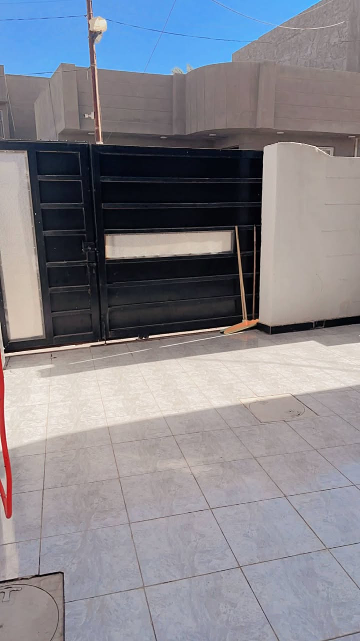 الدار للبيع..‼️
مساحه 178م 
طابقين اربع غرف مناور 2 مجمع صحيات 2
حله-ورديه خارج - بداية شارع 30
للاستفسار الاتصال على الرقم:
🟢*********** 🟢
🟢*********** 🟢
