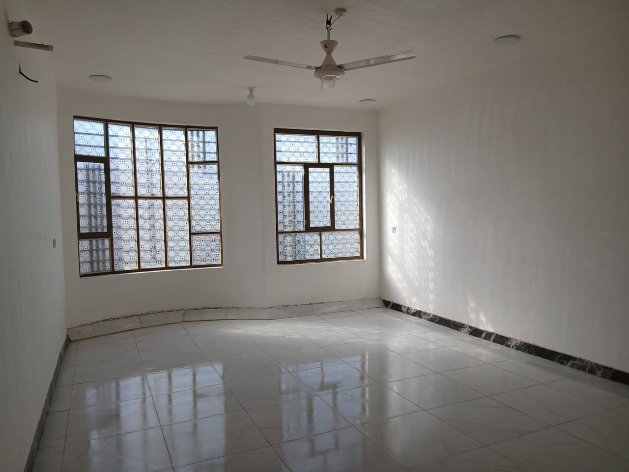 🫲السلام عليكم 
🏠 دار للبيع  طابو صرف 🏡  بناء حديث 
       السعر مناسب جداا

📏 المساحه 📐            100        متر 
📏الواجهه 📏                5           متر 
📐 النزال 📏                 20          متر 

🏛 الدار طابقيين  

🚦السعر        125     مليون وبي مجال 

📍 الموقع // حله // شارع 80 // قرب مؤسسة العين // 

(( لمن يرغب في عرض عقار تجاري اوسكني الاتصال على الارقام التاليه ))

للاستفسار السريع الاتصال على الارقام التاليه او مراجعه مكتب الاعمار الواقع على شارع 60 مجاور مدينه حمورابي السياحيه  

‎0781 199 3480
