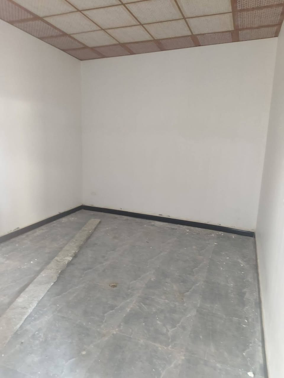 تحية طيبة يوجد لدينا بيت مساحة 100متر مربع 10في10 سعر 45مليون تسليم مباشر في ابو خصيب ابو جوزي يبعد كيلو عن الشارع السايدين يحتوي على غرف نوم و صاله و مطبخ و صحيات و ستقبال وقف سني مسجل ***********
