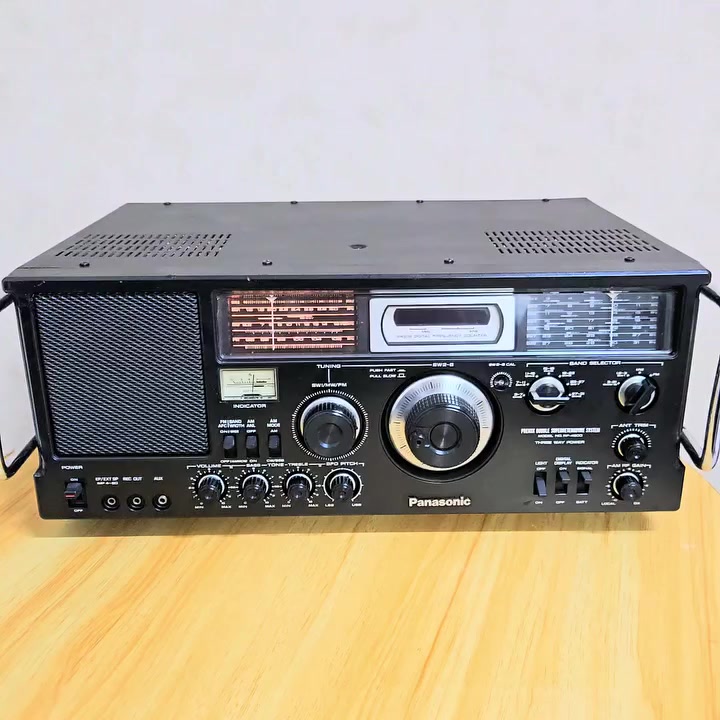 عملاق من باناسونيك العريقه
انتاج اليابان 1976
جهاز راقي جداً ومن النوادر اللي يصعب الحصول عليها 
١٠ موجات
تقنية ssb لترددات الهواة
استلام شفرة مورس
اناره عالجانبين تتحول مع تحويل الموجات 
شاشة وسطية لعرض ترددات الموجة القصيرة SW
سحب راقي جداً بسبب تقنية الموالفات المصنعة من سبيكة معدنية
الصوت بهذا الجهاز بي نقاوة خرافية
المزولة سرعتين 
مجموعة منافذ اريلات لكل موجة على حدة
جهاز ضخم وثقيل الوزن
الجهاز يعمل باتري / كهرباء / محولة
للسعر والتفاصيل مراسلة الصفحة


**إذا كنت صاحب هذا الإعلان وتريد حذفه لأي سبب، رجاءا أرسل رسالة إلى الدعم الفني**