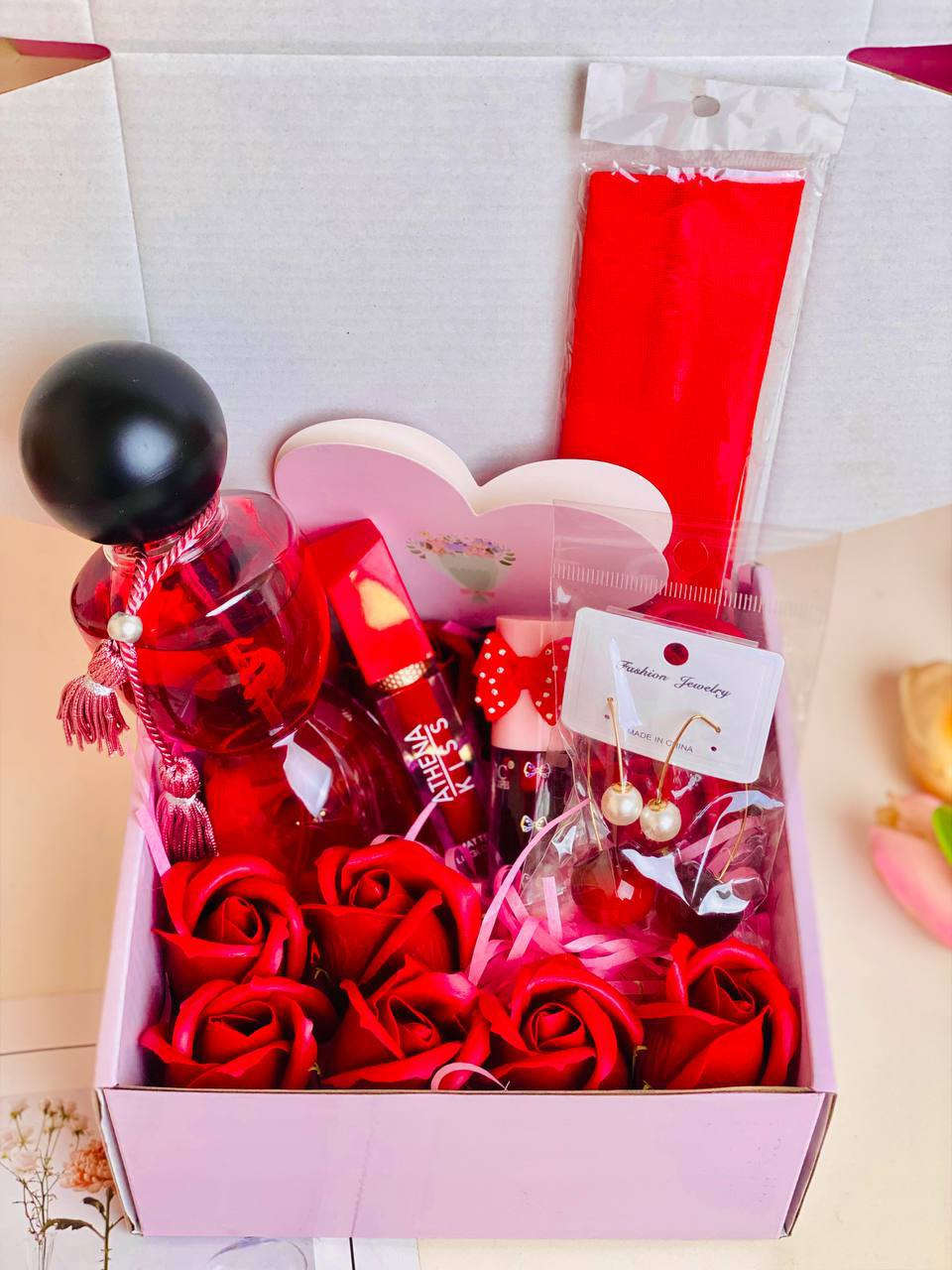 "💎 هدايا راس السنة الميلادية 🎉💌🧧
بوكس هدية نسائي أنيق ولطيف يحتوي على بوند للشعر تراچي الكرز حمرة تنت سبلاش جورجينا ❤️✨🎉
 
✨ إضافة كرت معايدة
نكدر نكتب على الكرت الكلام اللي تردينه اسم الشخص، عبارة خاصة، أو رسالة من القلب حتى تصير الهدية أگرب وأجمل ✨
لأن التفاصيل الصغيرة
هي اللي تفرق وتبقى بالذاكرة 💫


**إذا كنت صاحب هذا الإعلان وتريد حذفه لأي سبب، رجاءا أرسل رسالة إلى الدعم الفني**