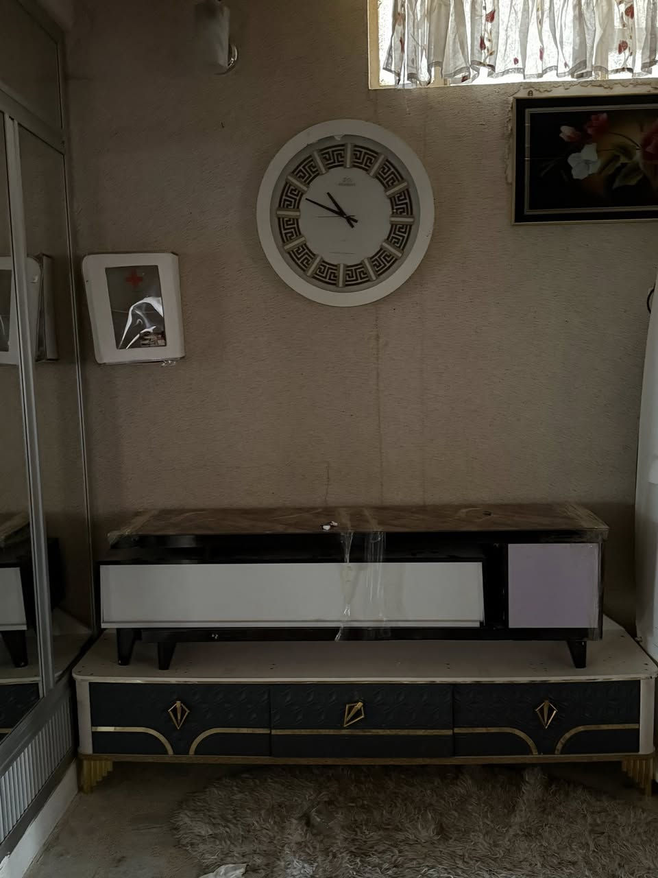 سلام عليكم اثاث بيت كامل النضافه كلش قويه والاغراض كلها اخو الجديد المكان بسليمانيه بختياري
غرفه نوم+سبلت+ثلاجه بابين+ثلاجه براد+كراسي وميز طعام+4ميز تلفزيون+كاونتر المنيوم الي يكسر بالسعر لايتصل الله يخليكم  وعندي تخم تركي اصلي 20 نفر يعني تخمين
***********
