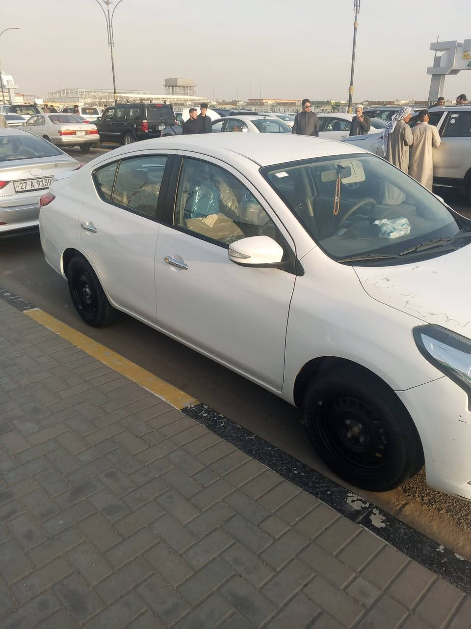 السلام عليكم سياره نيسان للبيع 2025 سياره مكفولة ماشيه 30 الف المكان البصره السعر 125  وبيه مجال *********** بي واتساب
