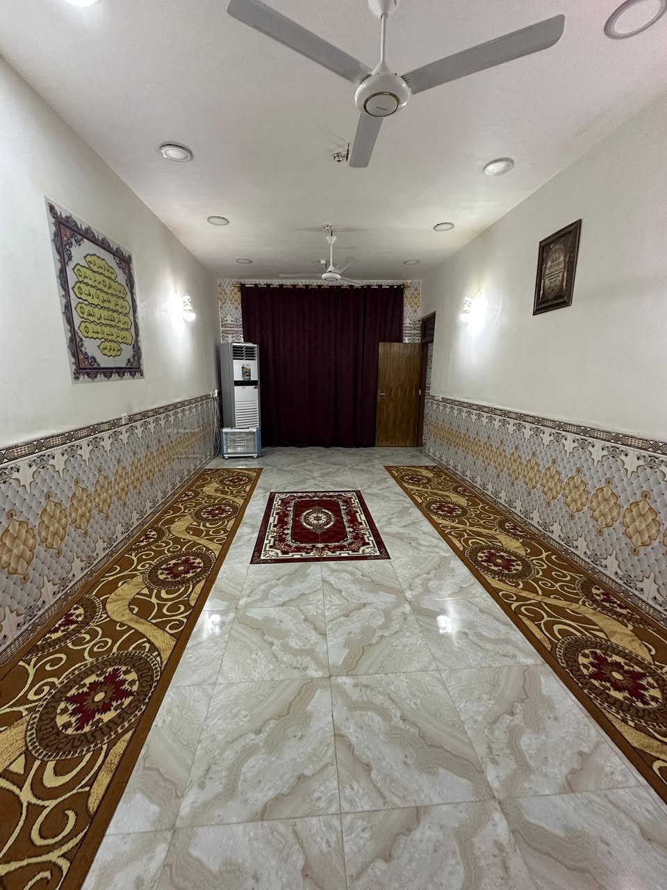 سلام عليكم

تحية طيبة

بيت للبيع في الجوت قرية الزهراء مقابيل ملعب التارتان

ثالث بيت عن الشارع العام مساحة ٦٠٠ متر 

يحتوي على استقبال 4*8

وصالة 4*8 لحد الدرج 

وغرف عدد 2 مساحة 4*5 

ومطبخ 4*5

وصحيات داخلية وخارجية 

البناء طابوق جمهوري

بيت بناء حديث متعوب عليه 

للأستفسار التواصل مع الرقم 

 ***********
