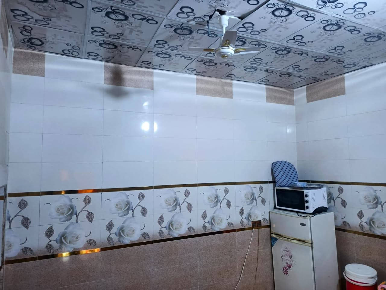 بيت للبيع ب حاوي العباس قبل لا توصل لأمام ب فرع صادق ابو الكوسترات مساحة البيت 200 يتكون من غرفتين وصاله 9 متار وديوانيه ومطبخ جميع الخدمات ماي مجاري صب شوارع للاستفسار الاتصال على الرقم *********** بنا كله طابوق بنا حديث بيت جاهز ربع ما تذب عليه
