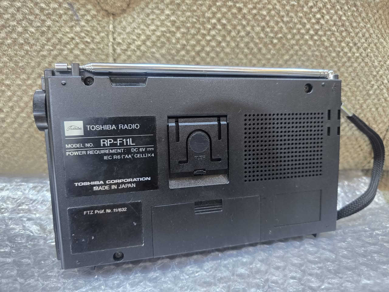 راديو توشيبا.  ياباني. اصلي. قديم. اربع بطاريات قلم.  يسحب كل موجات 11 موجه. صافي. سحب. قوي ابلاد. شغال كله. نظيف جدا. مكاني سماوه. ***********
