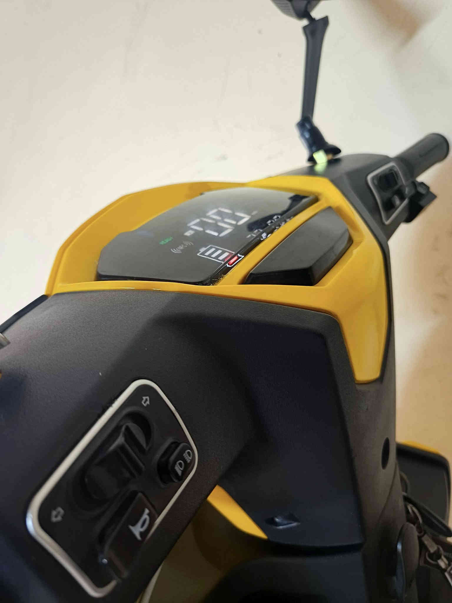 السلام عليكم ورحمة الله وبركاته... 
دراجة شحن نوع سكنس Gt موديل, 2025 بعدهة جديدة اخت الزيرو.... 

ملف 3000W

72v

6بطاريات 35AH  Winlee

3تحويلات سرع 

السرعة الحقيقية 90

تشغيل سويج+بصمة+كارت NFC +جهاز الانذار وقفل الامان

ويل كب رياضي +دبلات امامي خلفي رياضي+هاوزن رياضي ستل ستيل

تايرات حجم 120/90/12 جلاتين

شاشة تاب نظام تحديد الاعطال والتنبيهات

لايت عالي ناصي زنون+سكن لايت لد+سطاب لايت لد+دبل اشارة+هورن+اشاير، يمين يسار

بريكات امامي خلفي دسك هايدروليك نظام، Abs  رياضي

مساحة تخزين واسعة

شاحن ذكي قراءة نسبة الشحن والفصل التلقائي عند امتلاء البطاريات بلشحن

منفذ شحنUsb

السعر 750ألف وبيهة مجال بسيط للشراي

العنوان العطيفية قرب جامع براثا

رقمي ***********
