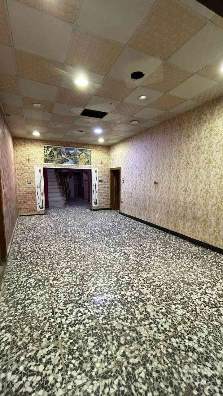 بيت في المشراق القديم طابق واحد مع واجهة طابق ثاني بناء ٢٠١٠ على شارع ٢٠ متر قرب مدارس الوفود الأهلية المساحة ٢٢٧ متر واقع الحال ٢٩٥ متر يحتوي على كراج وحديقة ومطبخ وصالة واستقبال و ٣ غرف و مجمع صحيات و حمام خارجي
السعر ٣٢٥ مليون وبي مجال للشراي 
للإستفسار 
***********
