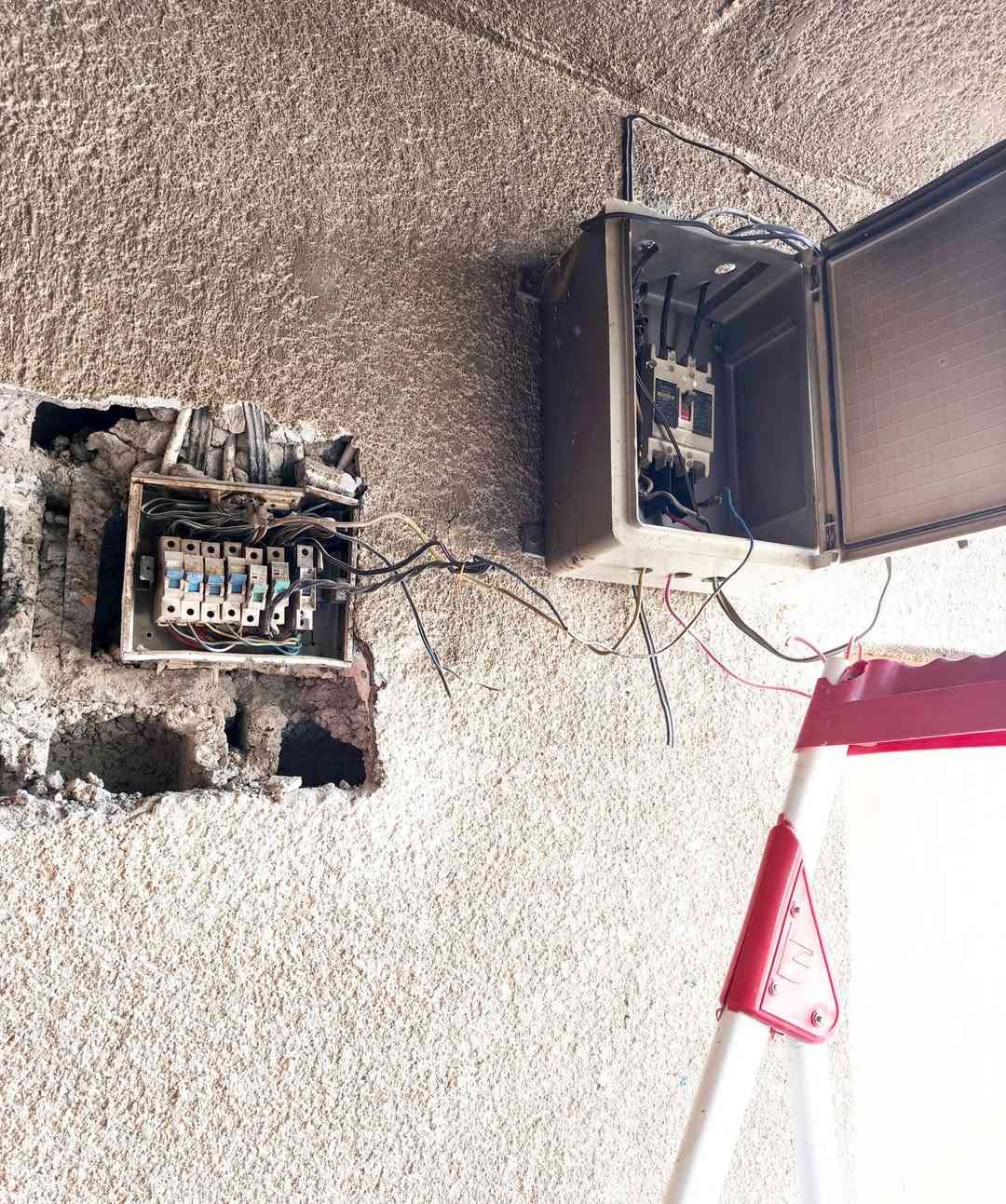 ﻛﻬﺮﺑﺎﺋﻲ ﻣﻨﺎزل / بأسعار مناسبه
1_ ﺗﺄﺳﻴﺲ ﻛﻬﺮﺑﺎء بوري / سيمنز  
2_ ﺗﺠﺪﻳﺪ اﻟﺘﺄﺳﻴﺲ اﻟﻘﺪﻳﻢ  
3_صيانة جميع أعطال الكهرباء
*********** / ميسان العمارة
