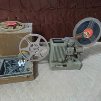 سينما تعمل بشكل جيد للبيع السعر ٢٠٠ العنوان بغداد ٠٧٨٠٨٨٢٤٨٩٣