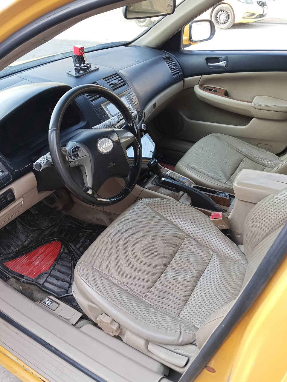 سلام عليكم بيوايدي اف6 مديل 2011 بسمي رقم جديد سنويه 28 بيه نقوصات بسيطه مكينه تنقيص كير عينه وصينيه تعبانه بس تمشي السياره طبيعي يرادله ترتيب السعر 31 وبيه مجال رقمي*********** مكاني بغداد الحسينيه
