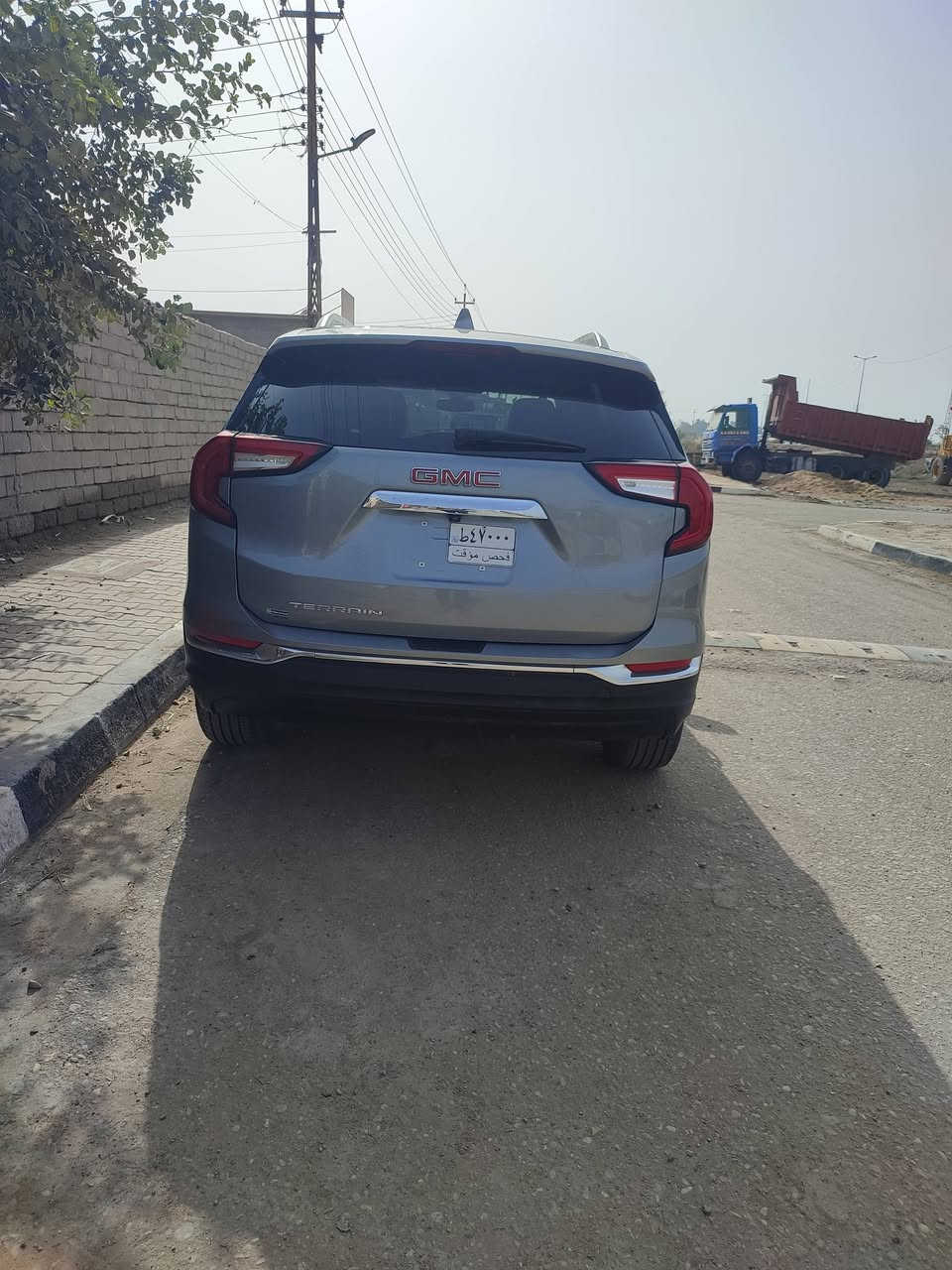 (جمسي تيران ​الموديل: 2024 . تترقم جميع المحفظات معدا الاقليم 
​الفئة: SLT (كامل مواصفات ما عدا الفتحة).
​المحرك: 1.5L Turbo (قوي واقتصادي جداً بالوقود).
​ناقل الحركة: أوتوماتيك 9 سرعات.
​المواصفات الداخلية والترفيه:
​المقاعد: جلد فاخر (Perforated Leather) مع تطريز مميز.
​التحكم: كراسي كهرباء (8 اتجاهات) مع ذاكرة خزن لوضعيات القيادة.
​التدفئة: تدفئة للمقاعد الأمامية وللمقود (ستيرنج).
​الشاشة: شاشة كبيرة 8 إنش تدعم Apple CarPlay و Android Auto (لاسلكياً).
​النظام الصوتي: نظام Bose العالمي بـ 7 سماعات (صوت نقي جداً).
​التكييف: مناخ مزدوج (تحكم منفصل للسائق والراكب).
​الأنظمة التقنية والأمان:
​التشغيل: بصمة وتشغيل عن بُعد.
​الصندوق: باب خلفي كهربائي (يفتح بحركة القدم - Hands-free).
​الأمان: رادار تصادم، نظام الحفاظ على المسار، تنبيه النقاط العمياء، وكاميرا خلفية عالية الدقة.
​الإضاءة: LED بالكامل (تصميم GMC المميز).
​تحديد مسار 
سياقة ذاتيه 
وبعد بيها مواصفات ما ذاكرها 
الحادث خفيف بنيد فقط راجع عل بارد  صورة الحادث مرفقه مع الصور 
​للتواصل والاستفسار:
​السعر: [ 185 ورقه ]
​رقم الهاتف: [***********]
​الموقع: [البصرة قرنه ثغر ]

