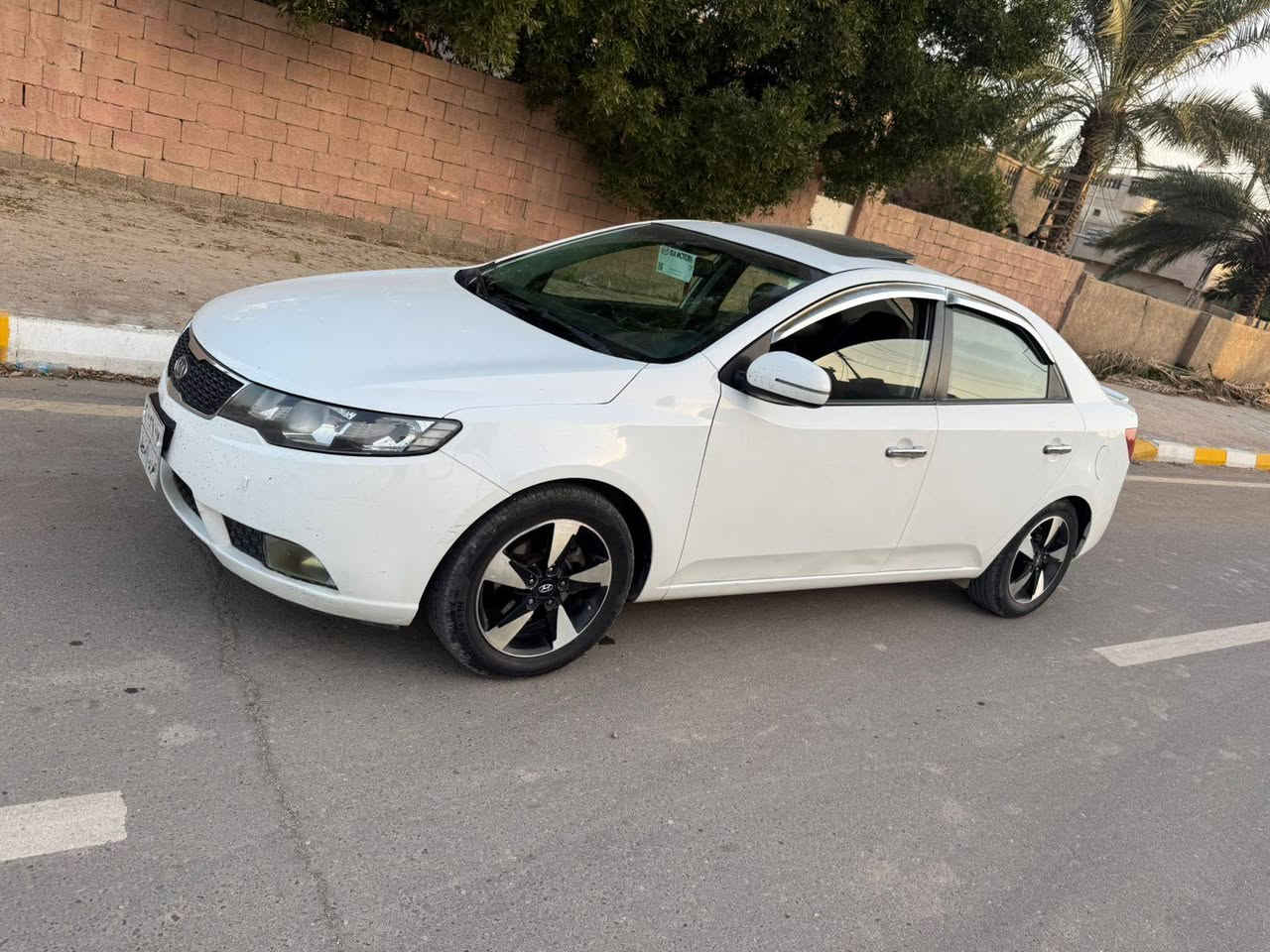 سلام عليكم سيراتو موديل 2011 بيه تلث قطع بدون دواخل سعره 97 وبيه مجال قليل هاذه رقمي ***********
