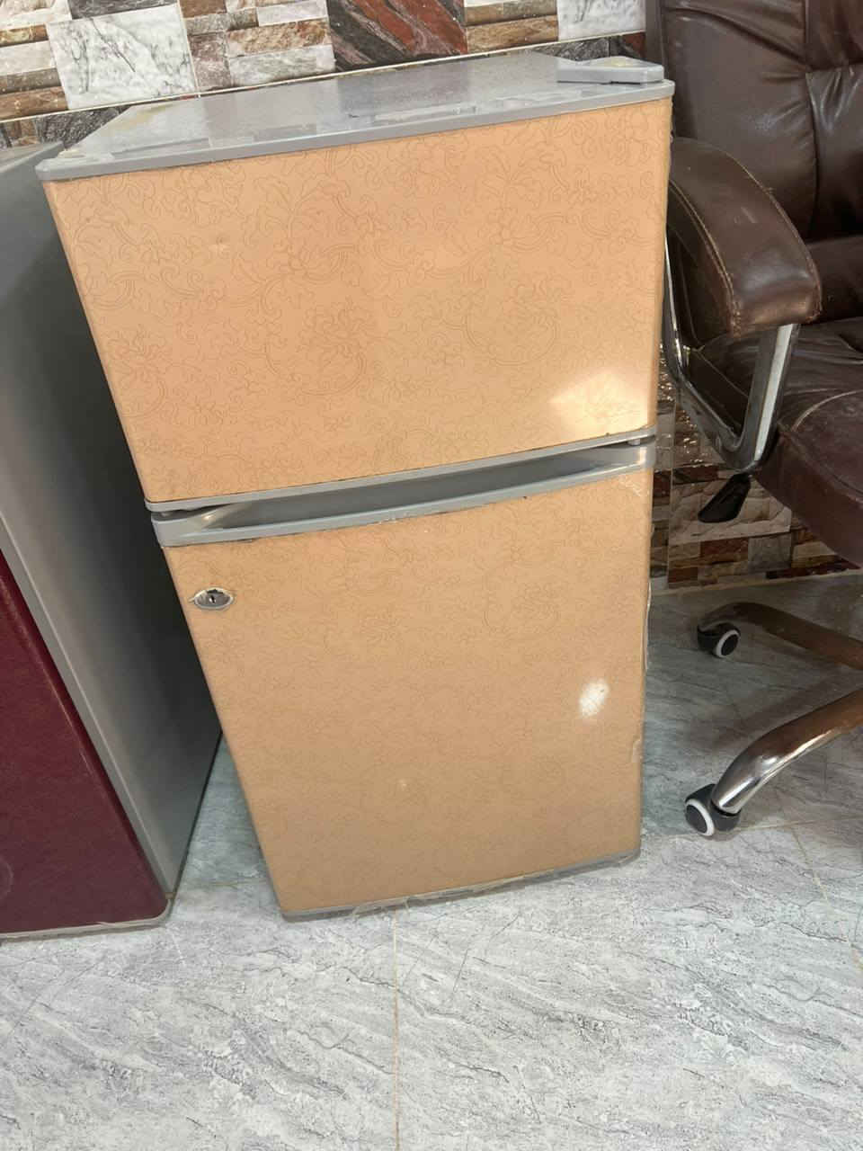 للبيع ثلاجات عدد 2 شغالات بس يحتاج غاز السعر 160 الف وبي مجال شراي تعال *********** وتساب
