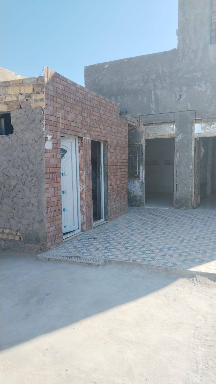 سلام عليكم عندي بيت للبيع ابحي ابو سكينء المساحه 180 البيت بلوك كلاب البناء جديد صار سنه ونص مبني عالي عن شارع البناء غرفتيم وصاله ومطبخ وحمام داخلي وحمامات خارجيات وبيتونه كبيره عل كد الاصاله وبيه مكان مال براني ومحل وكراج الخدمات ماي مجاري و كهرباء وتبليط وسعر عل خاص ورقمي أبيه واتساب *********** واسف عل طاله
