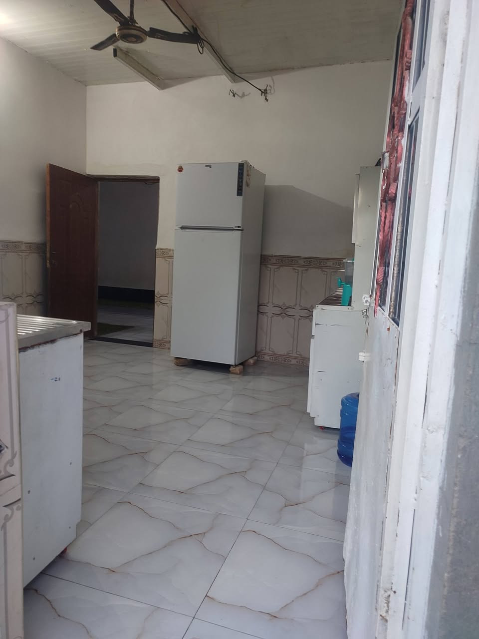 سلام عليكم عندي بيت للبيع بحي الشرطة الشارع الاول مساحه 260السعر 38ويرهم مراوس الاستفسار الاتصال على الرقم ***********
