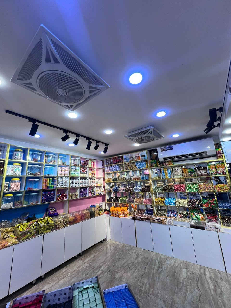 للبيع
محل كرزات وحلويات 
شارع الحزام الاخضر مجاور مطعم  ابن هندول 
سبب البيع لعدم التفرغ 
رقم التلفون ***********
