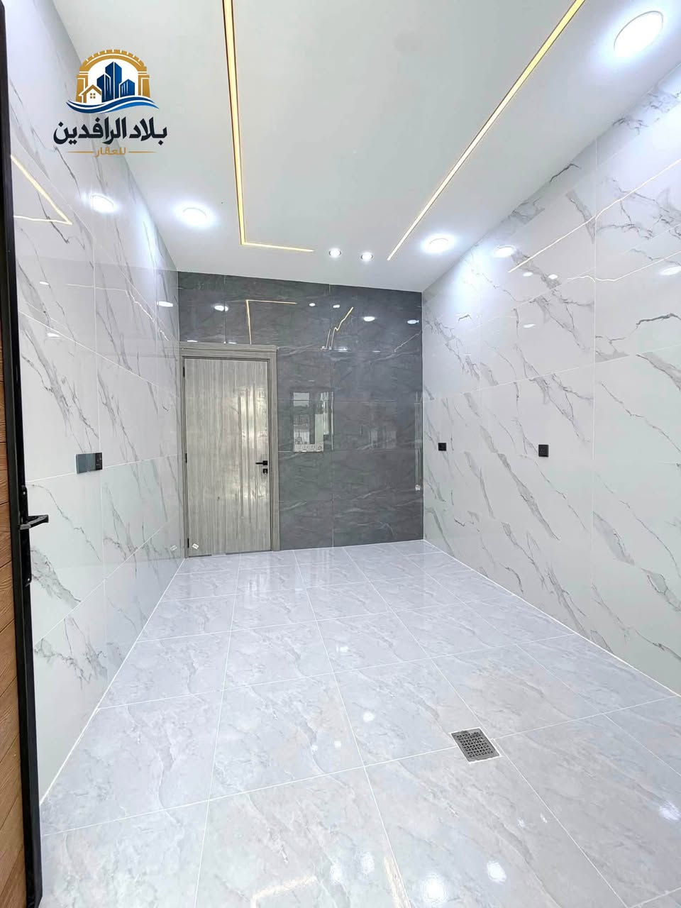 دار للبيع في حي الملايين قرب مخزن السيراميك طابقين
مساحة الدار 112م واجهه 7 طابقين ثلاث غرف نوم
الطابق الارضي / غرفة نوم هول مطبخ استقبال صحيات
الطابق الاول / غرفتين نوم + سويت + صحيات
نظام البيت دكتات + سبالت + كاميرات 
تسليم البيت مفتاح فوري  
صنف الارض زراعي حق تصرف نموذج 25 + وصل بلدية 
#مكتب_بلاد_الرافدين_للعقار 
***********
***********
