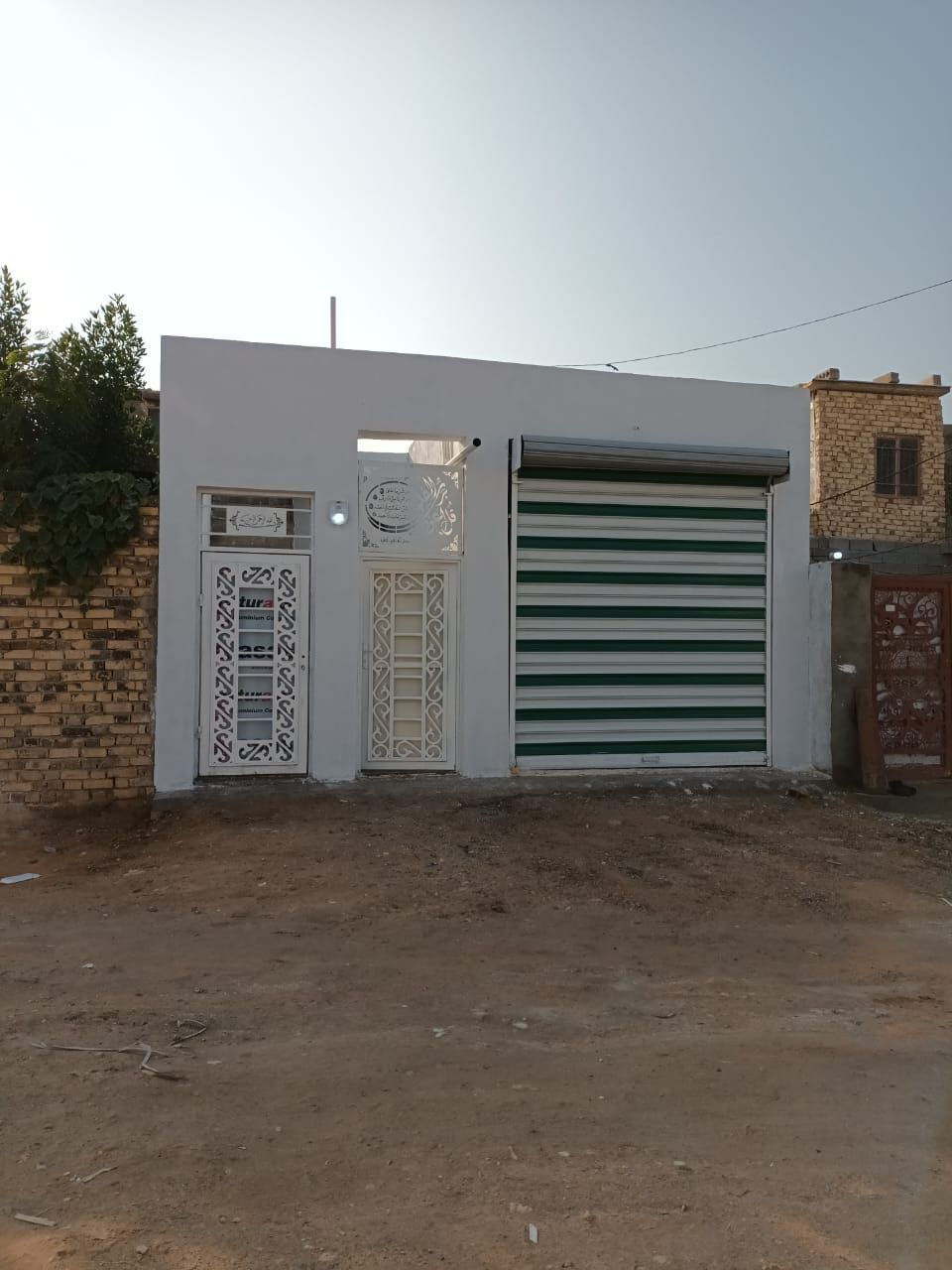 دار للإيجار حي نيسان خلف سكلة الكرعاوي يم سيطرة الشيباب قديمآ المساحه ١٠٠ متر استقبال ومطبخ وصحيات وغرفه تأسيس كامل تانكي كيزر ماطور ماء مولد شارع بي مايحتاج بس عائله زغيره ونظيفة وتلتزم بموعد تسديد الإيجار 
ايجار البيت٢٢٥ الف 
ايجار المحل ٥٠ الف
***********
