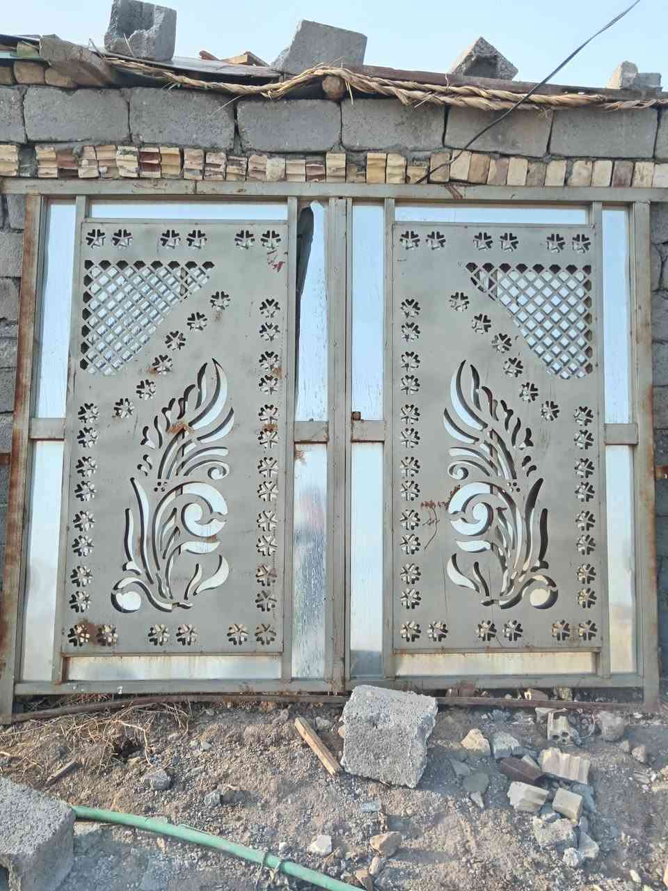 سلام عليكم بيبان ثقيل جدد
السود سعره 300 وبي مجال طول 3 متار 

والبقيه علا 175 وبي مجال طول مترين ونص

العدد 4 بيبان ذي قار شطره ***********
