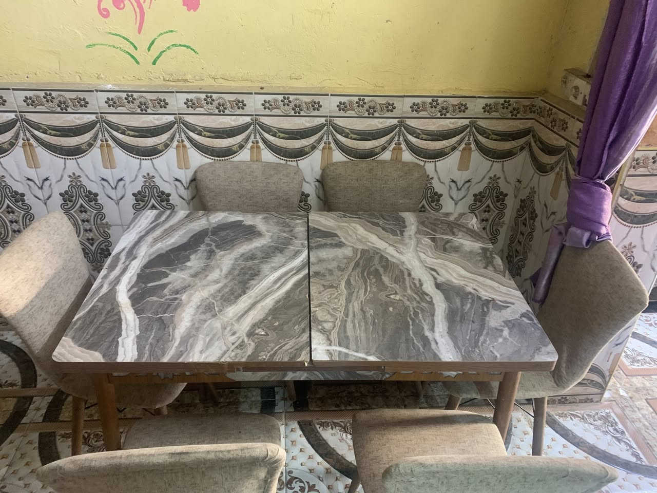 ميز طعام نضيف لسعر ١٥٠ لعنوان زبير ***********
