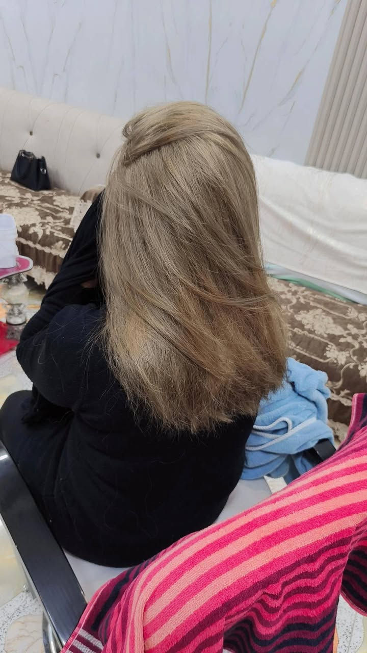 مساء الخير بنوتات 
صبغ حسب طلب الزبونه شقارات على رمادي 
استخدام الوان بنية مدة طويله 
الزبونه تفاجأت من الون 
صالون ڪوافيرة جنى 🤍
العنوان.. 
بابل _المسيب_حي المعلمين الاولى _فرع مطعم المعموري *
للحجز خاص او الاتصال على الرقم واتساب ***********
اهلأ بكم في أي وقت🌼🌼
