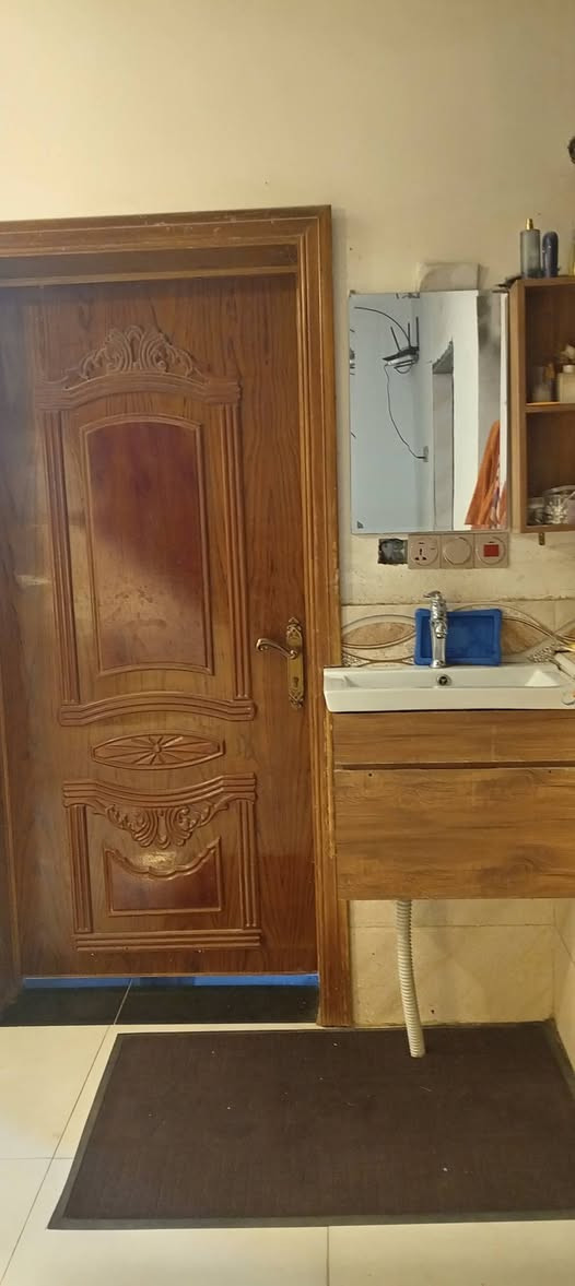 للبيع دار ملك طابو صرف المساحه 100 م مربع طابقين ونص ثلاثة غرف نوم استقبال وصاله ومطبخ وصحيات كربلاء حي الساهرون قرب منتزهات العتبه للاستفسار أكثر اتصل *********** بي واتساب
