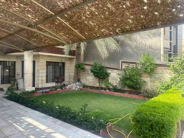 🏡 **بيت للبيع في زيونة – موقع مميز جدًا** 🏡
 
فرصة مميزة لامتلاك بيت راقٍ في أحد أفضل مواقع **منطقة زيونة / محلة 710**
 
🔹 **المساحة:** 300 متر مربع 🔹 **الواجهة:** 10 متر 🔹 **الأبعاد:** 10 × 30 🔹 **البيت حديث الإنشاء – تشطيب فاخر وحديث جدًا**
 
✨ **مواصفات البيت:** • كراج يتسع لـ **3 سيارات** • **مدخلان مستقلان** (مدخل للضيوف + مدخل للمطبخ) • استقبال كبير يليق بالضيوف • صالة واسعة ومريحة • مطبخ كبير وحديث • **6 غرف نوم سويت** • البيت مكون من **طابقين** • هول داخلي أنيق بتصميم عصري
 
📍 موقع استثنائي قريب من جميع الخدمات
 
📞 **للاستفسار والمراجعة:** **مكتب الاتكال العقاري** 
***********
