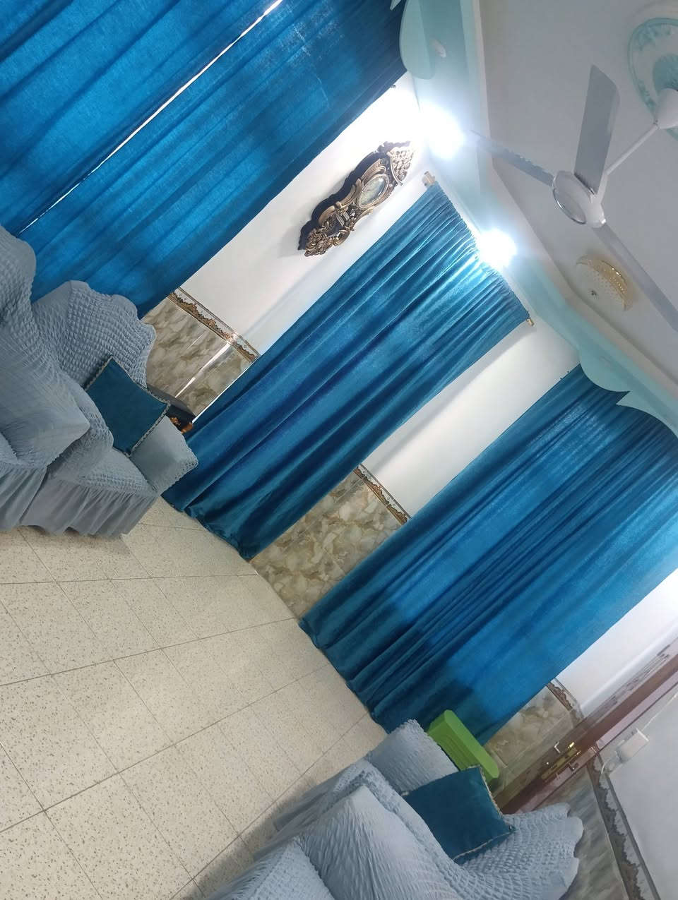 🔹 دار للبيع – موقع مميز 🔹
▪️ السند: زراعي سند 25
▪️ مشمول بالتطويب 

▪️ المساحة الكلية: 200 م
▪️ البناء: 100 م
▪️ حديقة: 100 م+ أساس نظيف خارجي
▪️ ركن على شارعين
▪️ تبليط وخدمات كاملة
📐 الواجهة: 20 م
📏 النزال: 10 م
🚧 عرض الشارع أمام الدار: 8 م
🚧 عرض شارع الركن: 10 م
📍 يبعد عن الشارع العام: 80 م فقط
🏠 تفاصيل البناء:
🔸 الطابق الأرضي:
غرفة 3.5 × 5
صالة 4 × 6
مطبخ
تخاريج
🔸 الطابق الثاني:
غرفتان
الأولى: هيكل
الثانية: 4 × 6
📍 العنوان:
نادر الثالثة – التاجية الزراعي – شارع أبو حمد
⚡ الخدمات:
ماء، كهرباء، مولدة ذهبية، تبليط للباب (خدمات كاملة )
📞 للاستفسار: الاتصال على ***********
