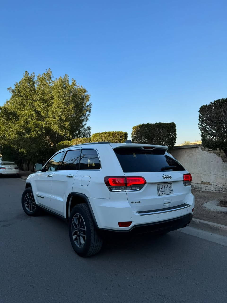سلام عليكم 
جيب كراند شيروكي لمتدد 2019 4x4
ماشية 24 الف مشتريه زيروا ع ايدي 
ضرر جاملغ خلفي فقط  
1 سلايد +V6
2 بصمة +بصمة ابواب + تشغيل ع بعد 
3 جلد + تدفئة وتبريد كشنات وستيرن 
4 جنطة كهرباء + كامرة دوارة + حساسات
5شاشة جبيرة +ماوس +فول تحكمات ستيرن 
عليه ادامة كاملة + تخم تاير دلوب قبل شهر شاده
السيارة جديدة بمعنى الكلمة 
مكان السيارة حي الجامعة 
***********

