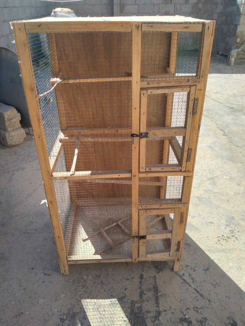 قفص الرتفاع متر و20 والعرض ٦٥ والنزال ٥٠ قفص نضيف السعر ٤٠الف كربلاء الحر***********
