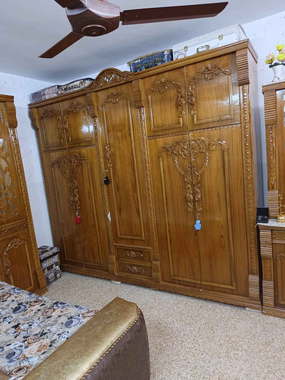 لبيع غرفه نوم فصال جديد خمس ابواب خشب عراقي ثقيل خمسه مليم السعر مليون  و400 وبيها مجال رقم ***********/      *********** اني مكلف بلنشر
