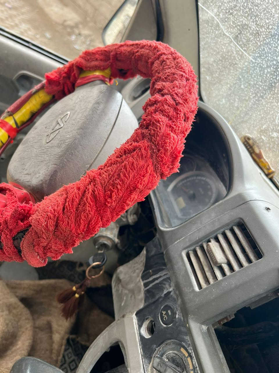 السلام عليكم سياره جيلي حمل 2013 رقم بغداد راعيهه موجود بلبصره السياره بس يرادلهه كهربائيات والكيس مالتهه انشك وطاح الدهن مالتهه محرك توه مشدود بيهه محرك 2 ونص محوره الياره كير اوتماتيك ناعم وتخم تاير جديد سياره مال شغل الله شاهد مكان السياره البصره ***********سعرها15ورقه
