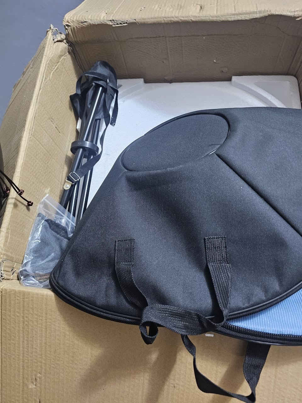 🎵 للبيع: آلة هاندبان (Handpan) جديدة تماماً - 10 نوتات 🎵فرصة ممتازة لعشاق الموسيقى والاسترخاء! آلة هاندبان (Handpan) جديدة غير مستعملة، تتميز بصوت نقي ونغمات دافئة ومريحة للأعصاب.الحالة: جديدة تماماً (زيرو) ✨عدد النوتات: 10 نوتات موسيقيةالمادة واللون: فولاذ معالج بالنيتريد مقاوم للصدأ بلون رمادي/بني أنيق مع حبل حماية مطاطي على الحواف.


**إذا كنت صاحب هذا الإعلان وتريد حذفه لأي سبب، رجاءا أرسل رسالة إلى الدعم الفني**