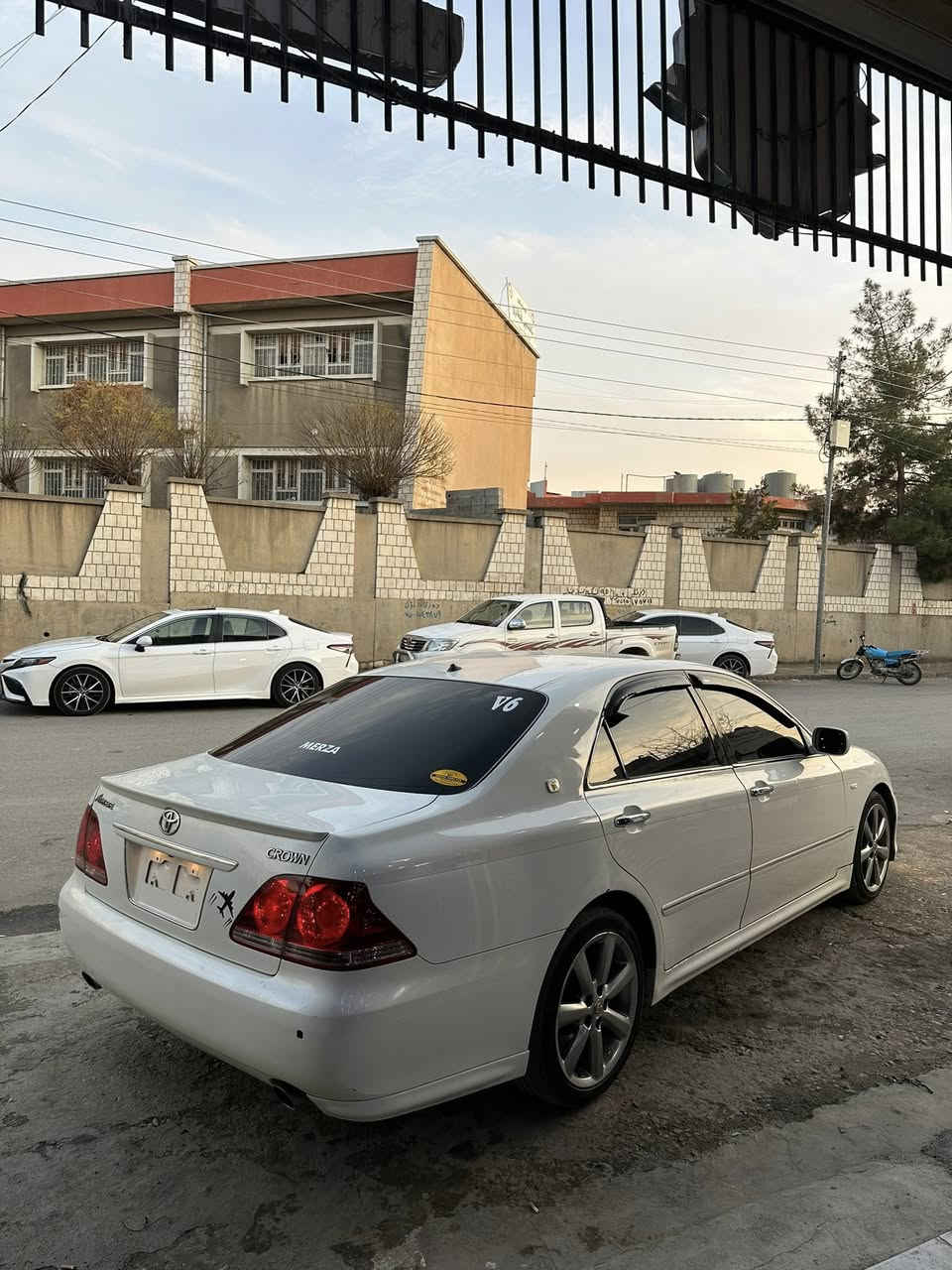 سەرەتا بەناوی خوای گەورە 

شاهینە بڕاوە بڕاوە 
٢٠٠٧ 
سێ دووگمە جڵد و هیتەر 
سەیارەکە کامل جایزە بڕێکی بەستراوە
جامەکانی هەگیراون 
سرێڤز کراوە 
چوار تایەی لۆکی لە ژێردایە 
بلوتزی بیلادی بۆ بەستراوە
کارەبایی مەزوبت کراوە 
شوێن بڕاوەکەی چاک کراوە 
تەقەو ڕەقە و شتی نیە سەیارەکە توند و تۆڵە

تکایە گەر موشتەری نیت پرسیار مەکە 
***********
