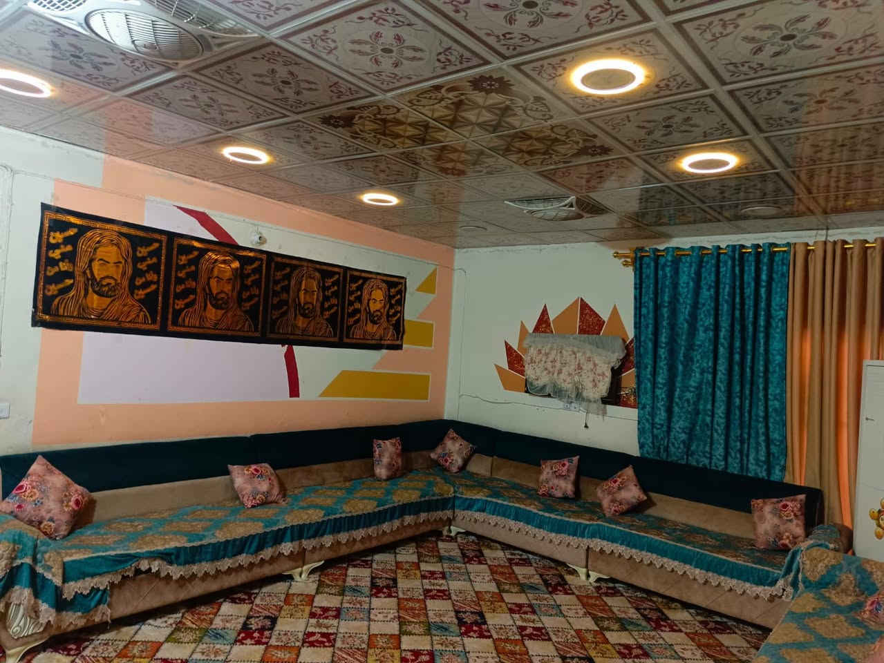 يالله توكلنا على الله يوجد بيت مساحة ٢٦٤م بالسند البناء ٢٩٤م للبيع طالقين يتكون الطابق الثاني صاله وغرفتين وجوه غرفتين وصاله وستقبال ومطبخ وطرمه وصحيات بيت مثل ماواضح بالصور بشارع ابو مخلص مركز شباب موقع حلو 
الاستفسار الاتصال
بناء على الارقام التاليه
***********
***********
